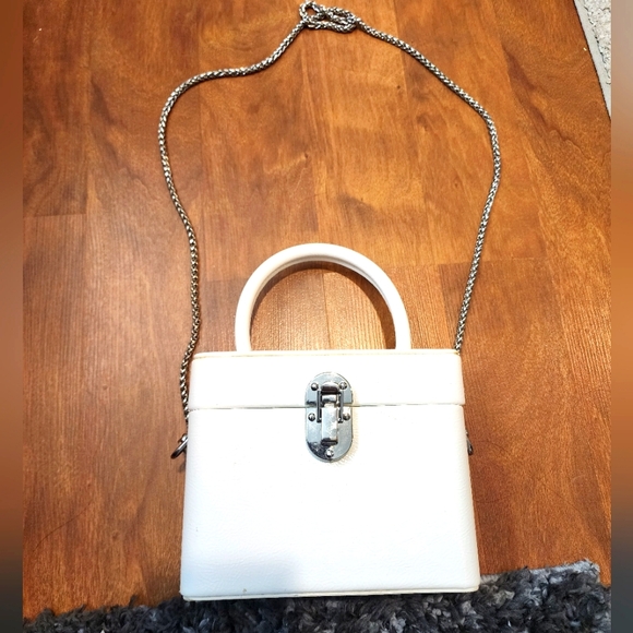 Urban Outfitters White Chain HandbagVery good condition - Picture 2 of 9
